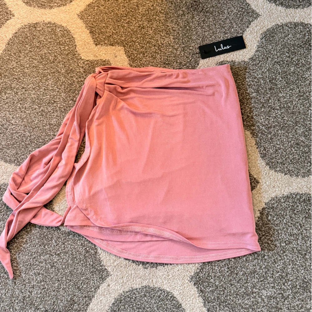 NWT Lulu's Mauve Spring Connection Side Tie Mini Skirt.
Size small 💗